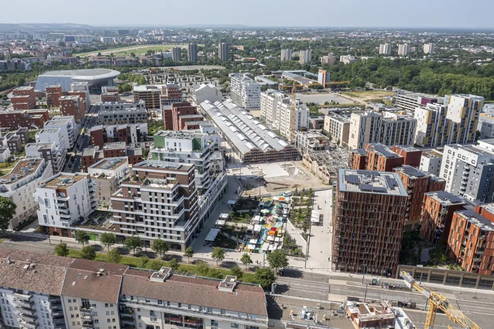Vue sur le centre du quartier, la Place de la Charte des Libertés Communales, les Halles 