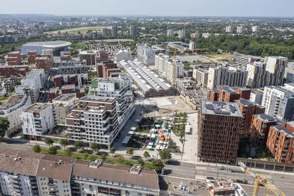 Vue sur le centre du quartier, la Place de la Charte des Libertés Communales, les Halles 