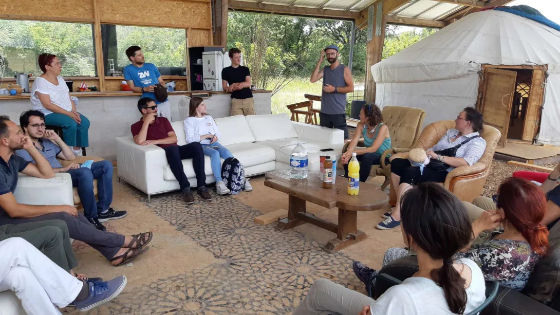 Macondo - présentation du lieu sous l'une des ombrières photovoltaïques