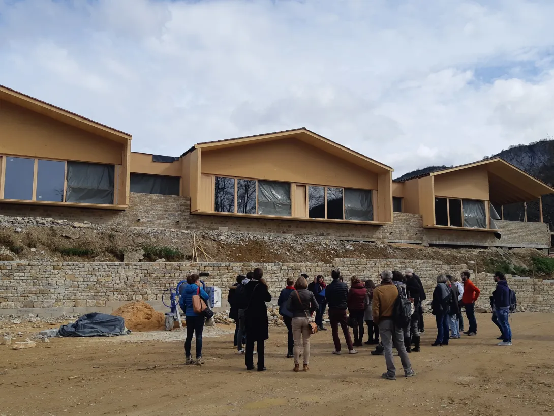 Visite de l'école passive à énergie positive de Saint-Antonin-Noble-Val (82)