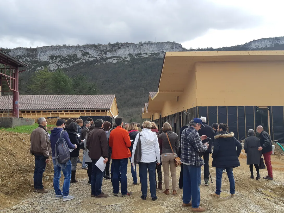 Visite de l'école passive à énergie positive de Saint-Antonin-Noble-Val (82)