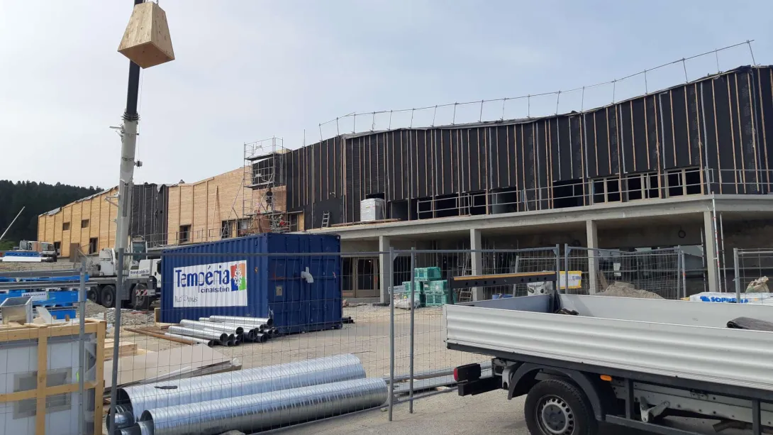 La façade nord-est en cours de bardage