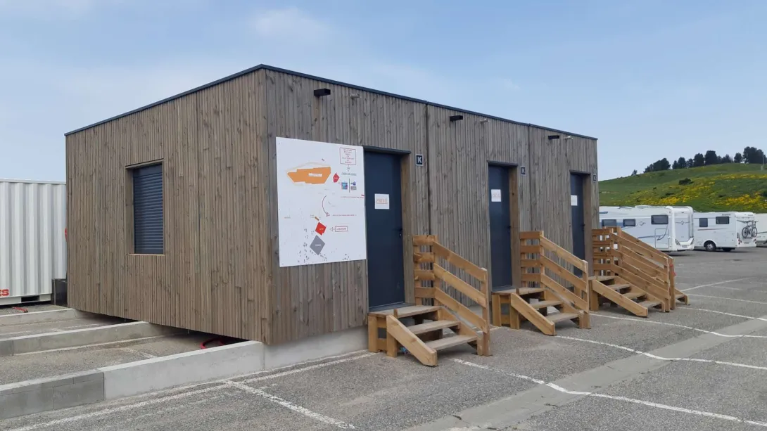 Bâtiments provisoires pour le fonctionnement de la station