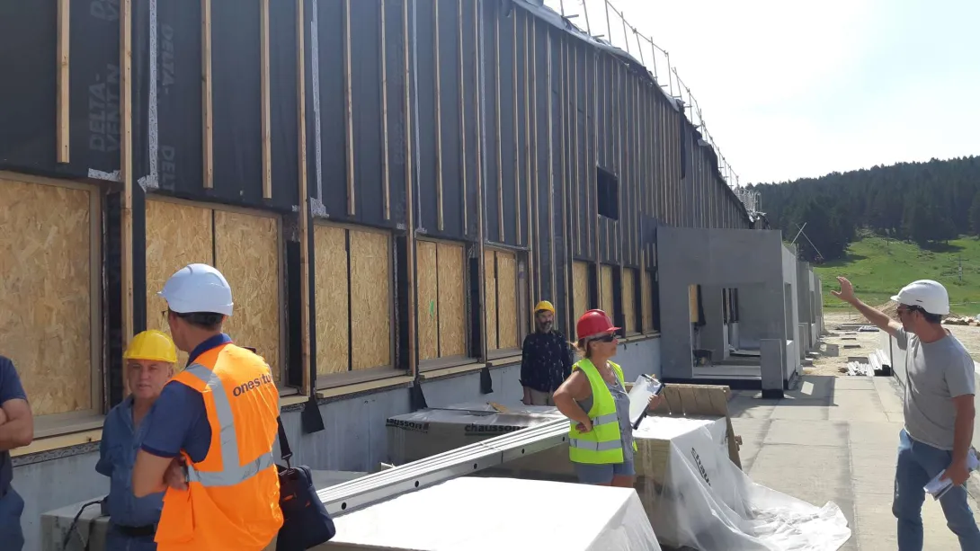 La façade sud-ouest depuis la terrasse accessible