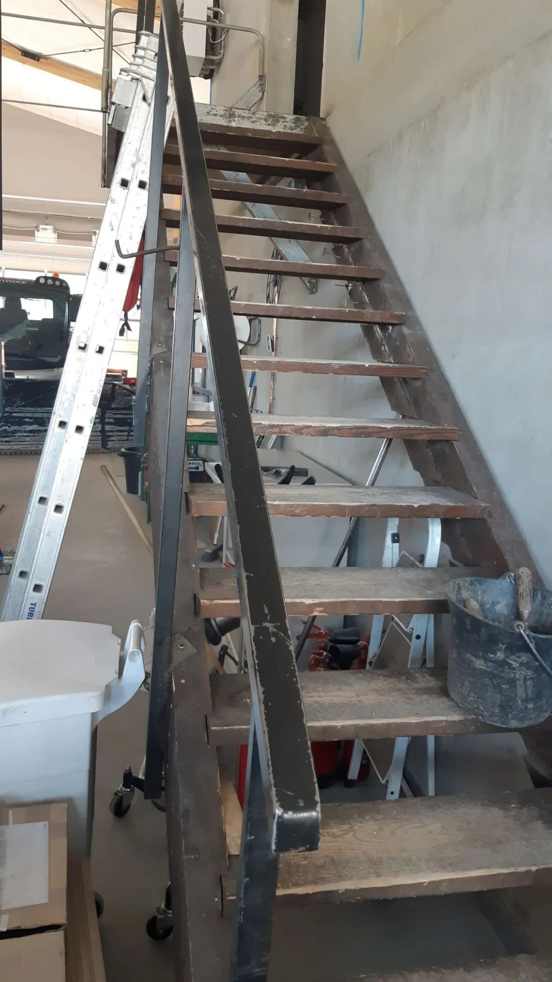 L'escalier de l'ancien atelier réemployé pour accéder au bureau de l'étage