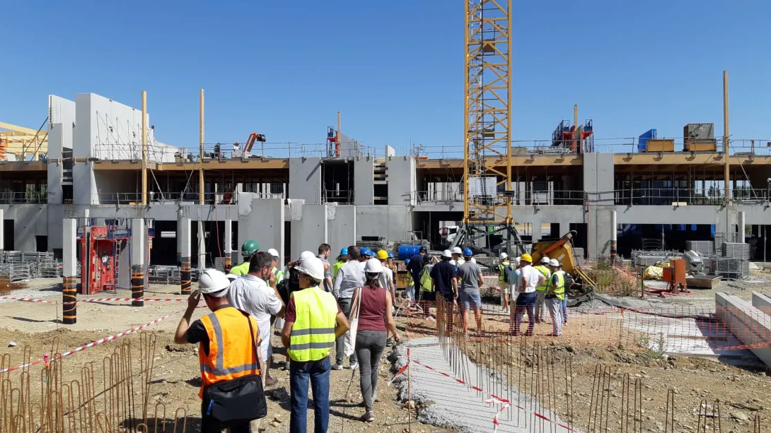 Le bâtiment principal au nord de la parcelle