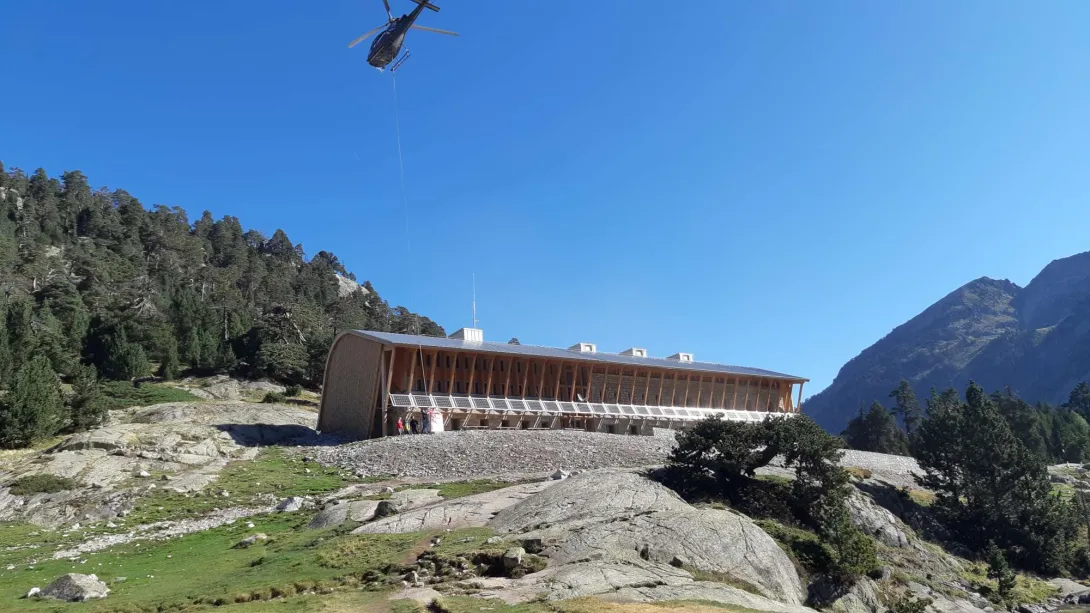 Un bâtiment d'un seul volume qui répond à l'échelle majestueuse du site