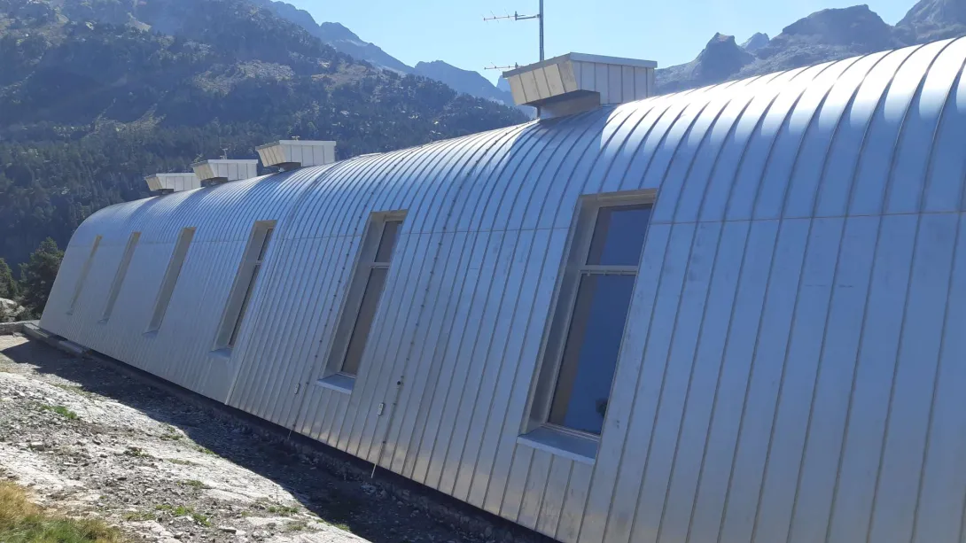 Un seul mouvement cintré en inox forme la façade nord et la couverture