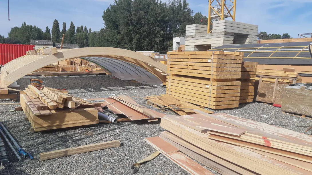 La future cour sert de zone de stockage et d'atelier