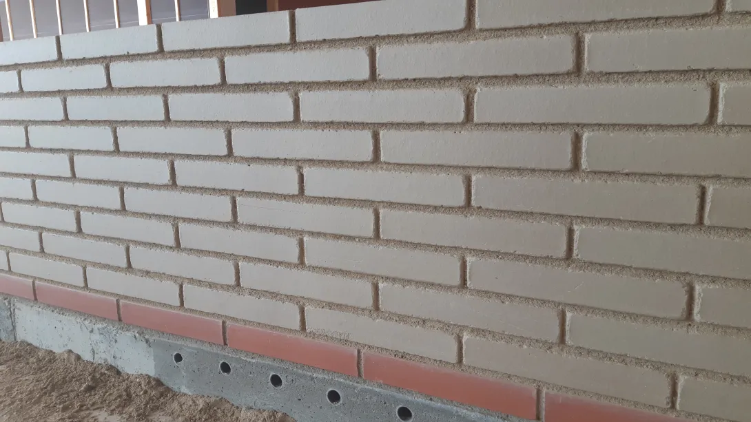 Cloison en briques de terre crue de la briqueterie d'Albine