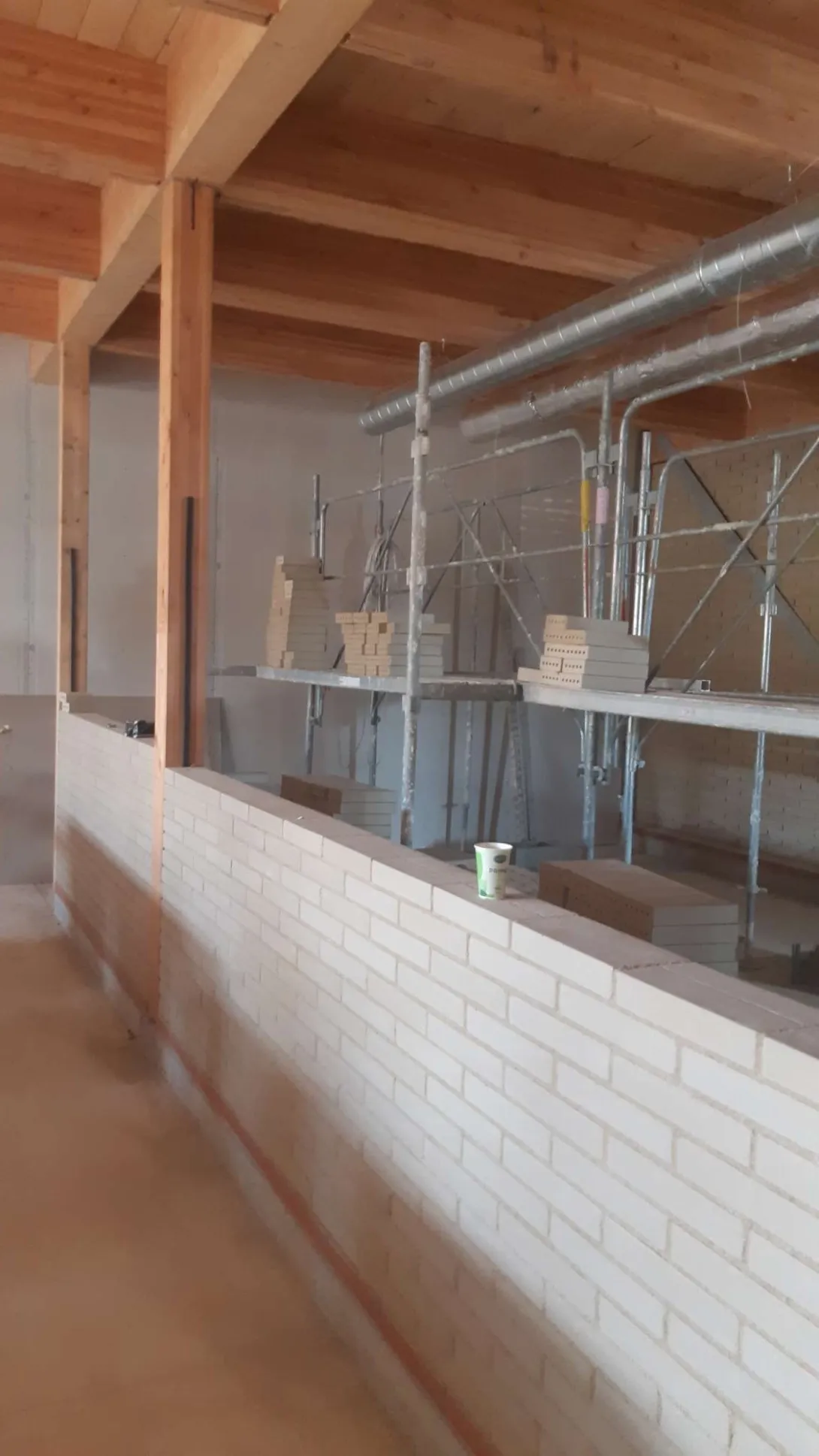 Montage des cloisons en briques de terre crue