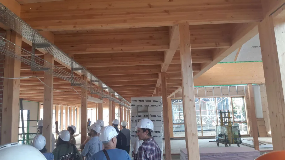 La structure en bois repose sur un plancher support en béton