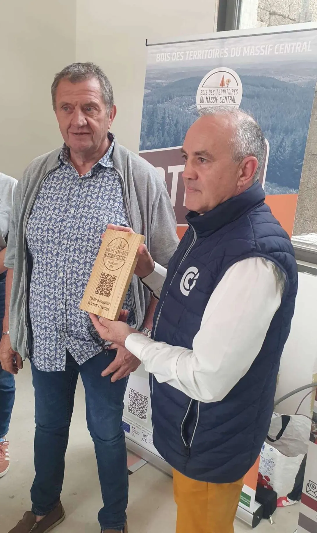 Thiery JULIER, Président de la CCI de Lozère, a reçu de Francis MALIGES, Président de BTMC, la plaque de traçabilité du bois local certifié BTMC