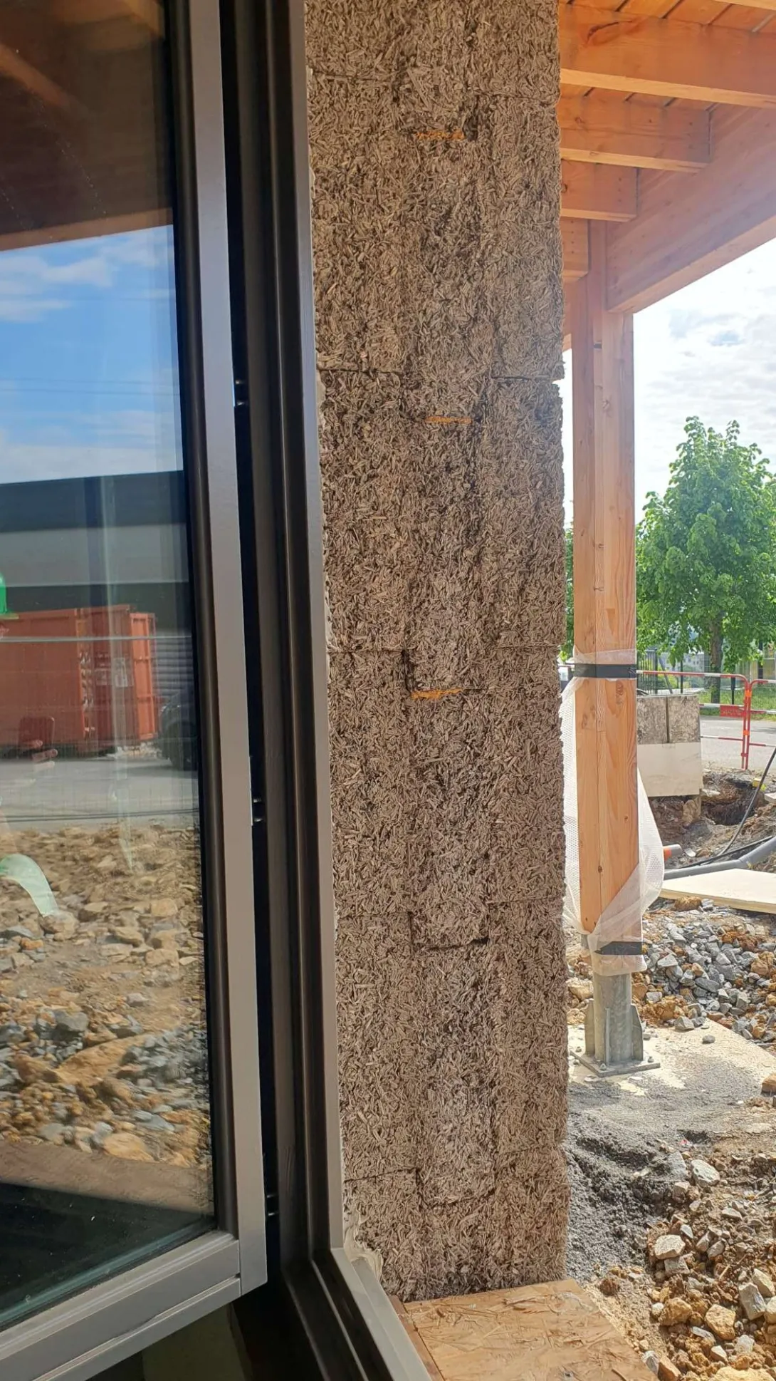 Les blocs de béton de chanvre à emboîtement des murs extérieurs du RDC