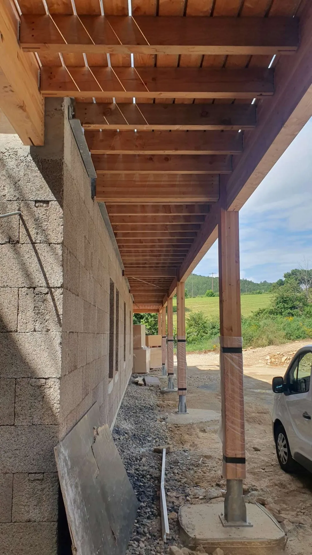 Une coursive extérieure en bois fait le tour du bâtiment à l'étage
