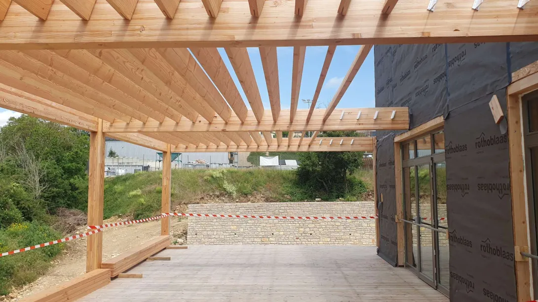 La terrasse de la grande salle de 160 places (vue vers le nord)