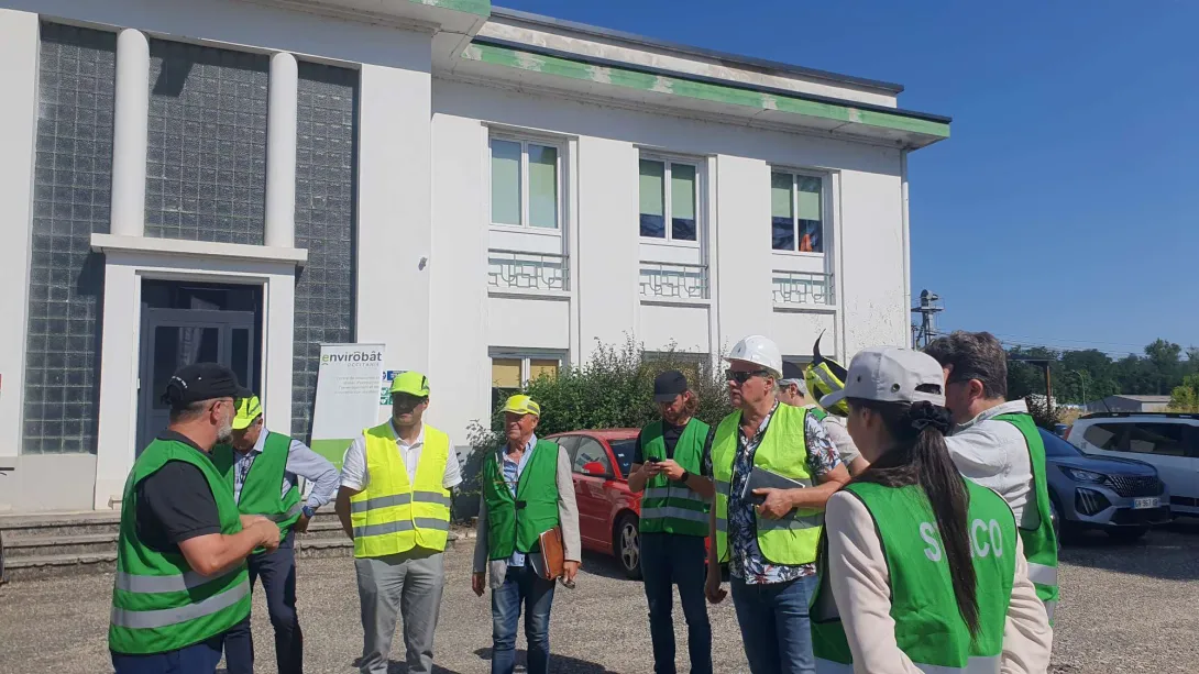 Usine Steico - Devant les bureaux installés dans un bâtiment d'origine