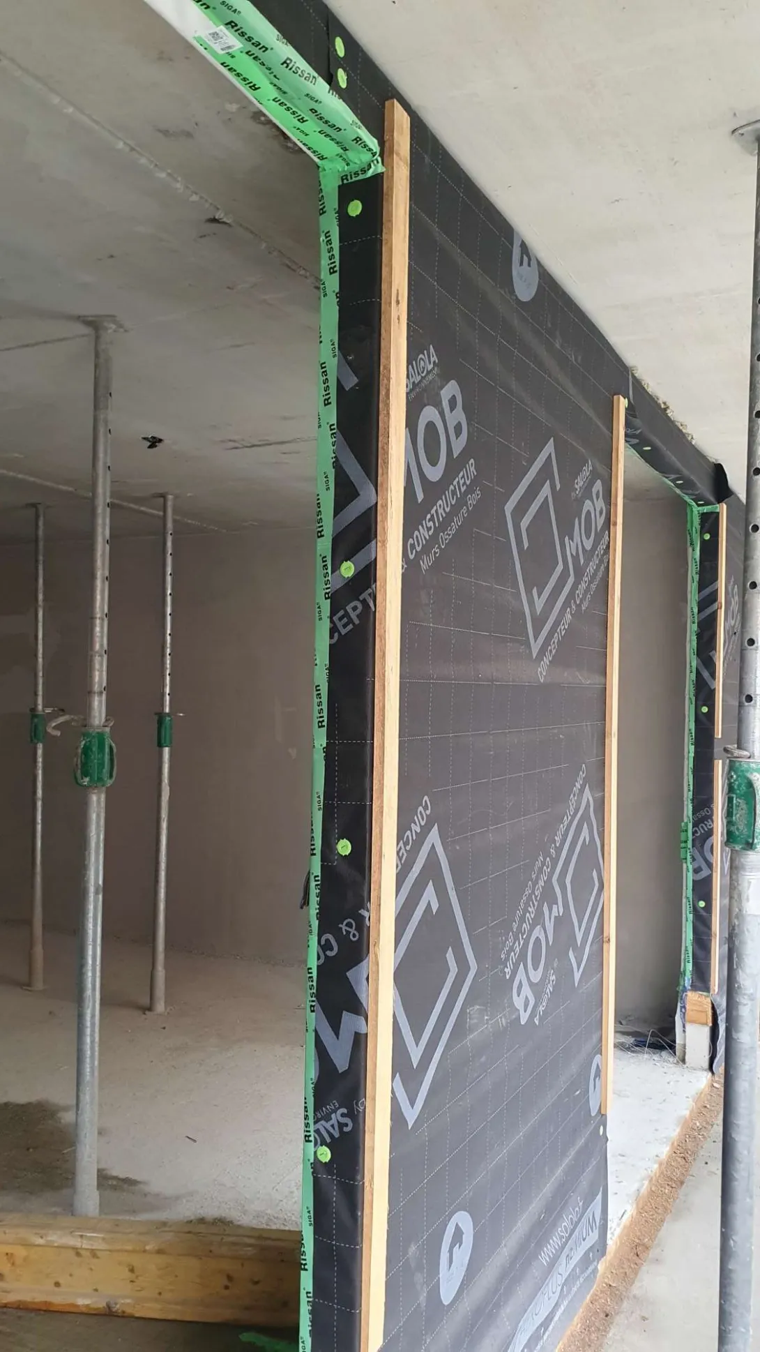 Les façades bois préfabriquées sont isolées par 12 cm de fibre de bois et recevront une isolation complémentaire par l'extérieur