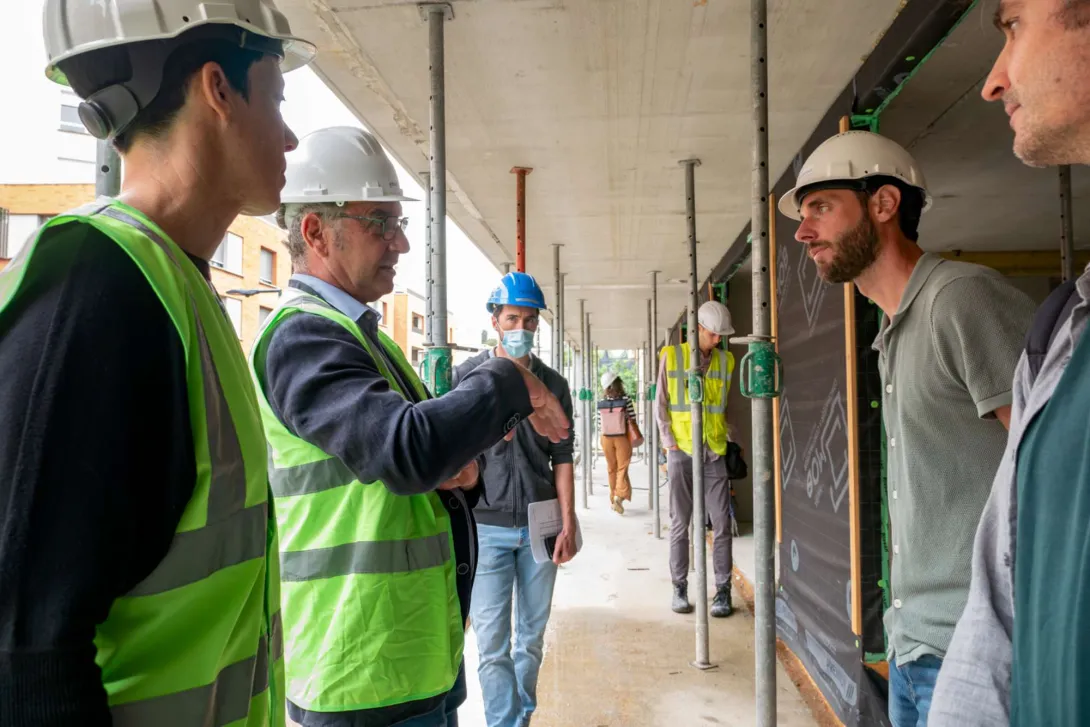 Les grandes façades des étages sont en bois, toute la structure reste en béton