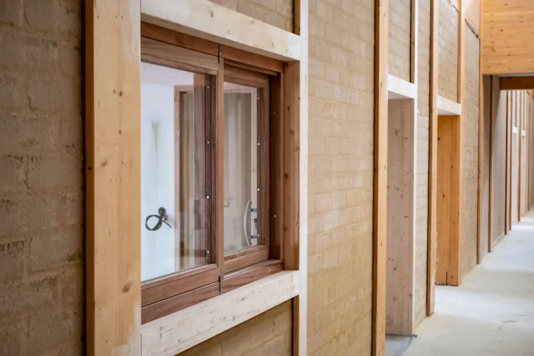 Le bois et la terre crue se voient : le bâtiment a aussi une vertu pédagogique !