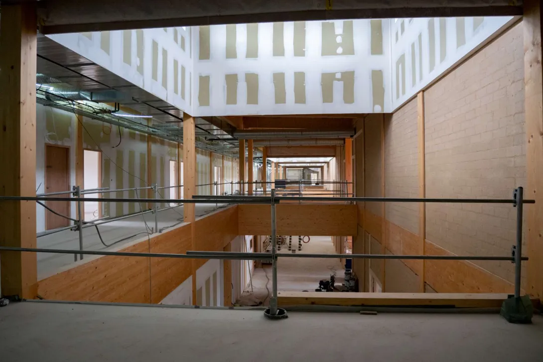 Le bâtiment est percé de gros puits de lumière pour l'éclairer au mieux naturellement sans entraîner de surchauffe