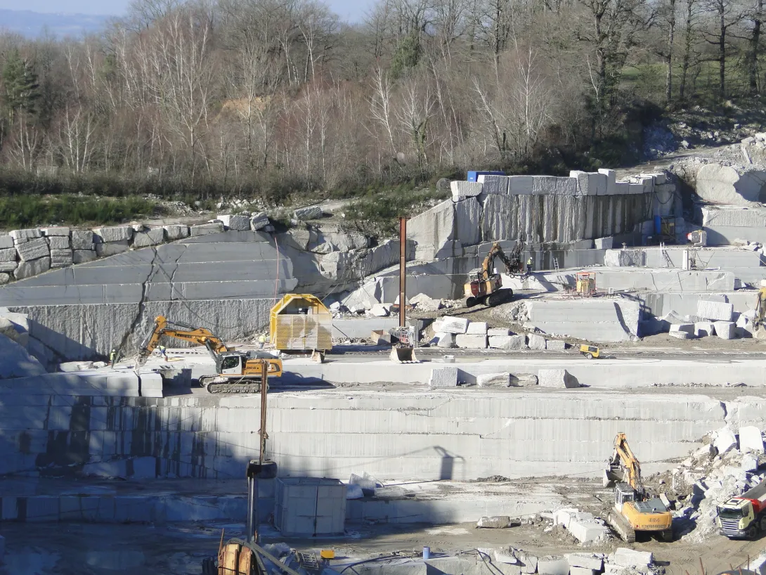 10. Carrières Plo - extraction des blocs de granit