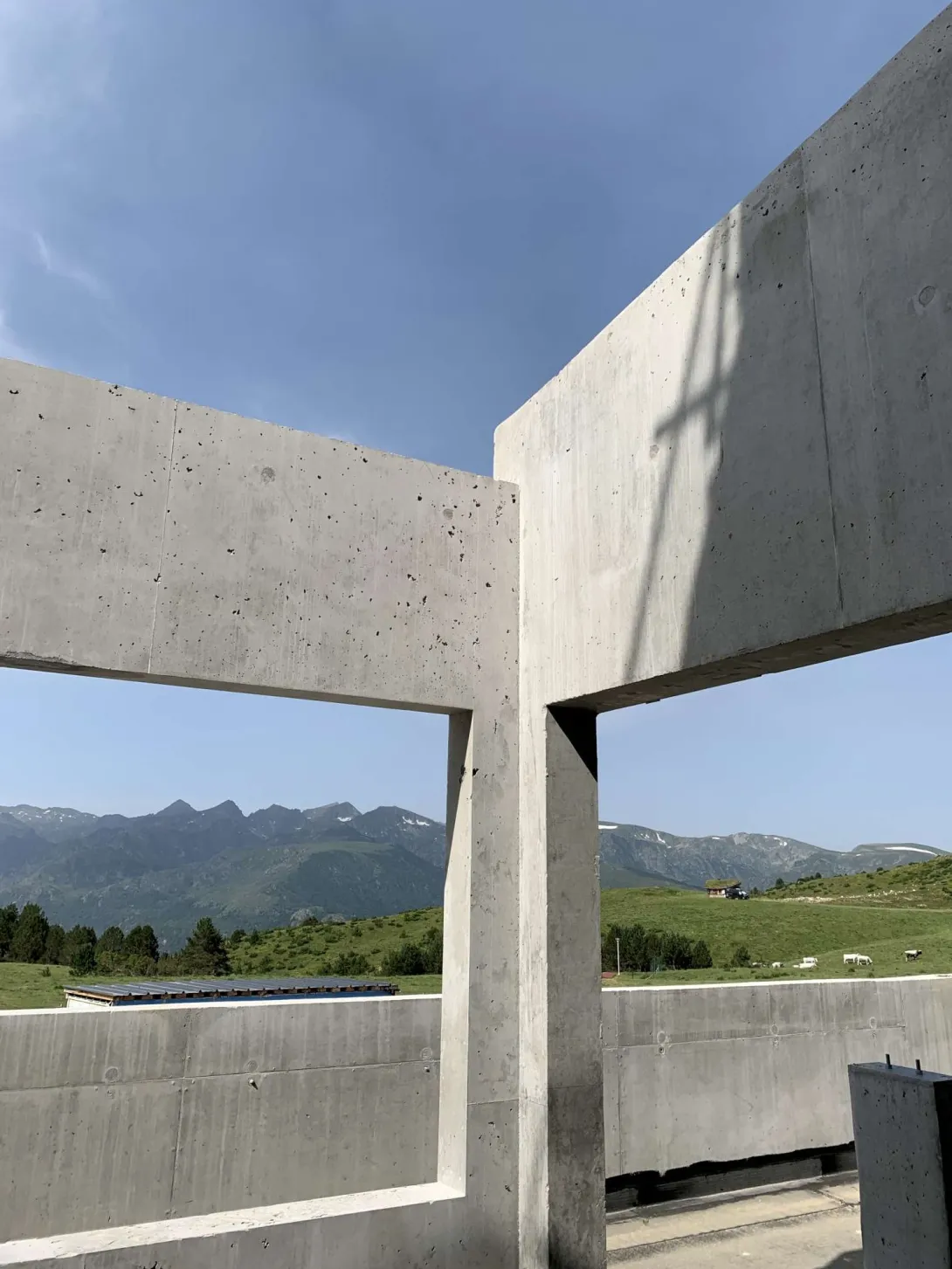 Au loin sur la droite, la cabane des Isarges qui a inspiré les architectes