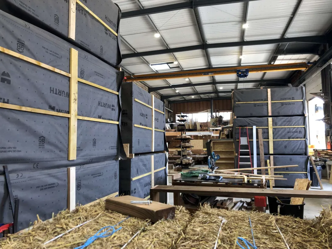 Les caissons bois-paille préfabriqués dans l'atelier d'Environnement Bois