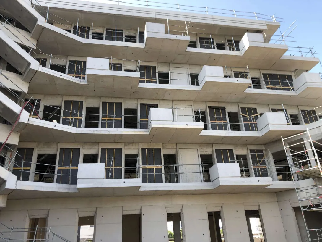 Les 4 étages de bureaux avec, en noir, les panneaux en bois-paille