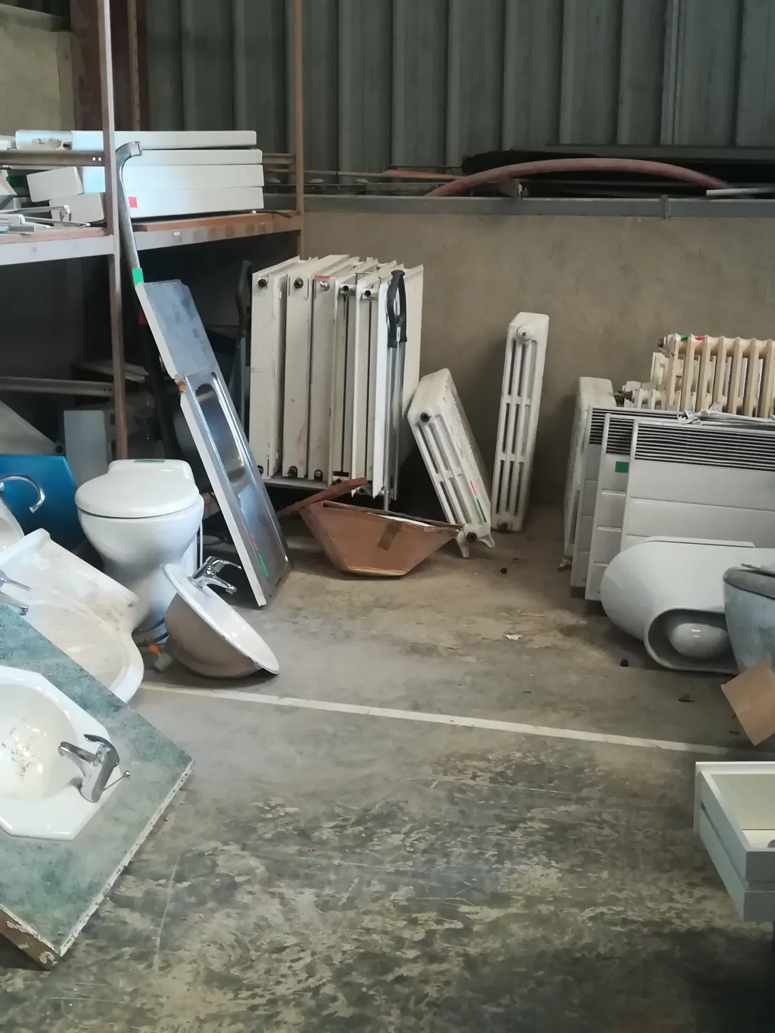Visite Le Parchemin à Limoux (11) - Zone réemploi des matériaux de construction et aménagement - stock radiateur en fonte et sanitaires