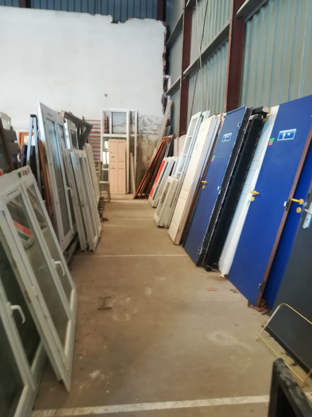 Visite Le Parchemin à Limoux (11) - Zone réemploi des matériaux de construction et aménagement - stock menuiseries