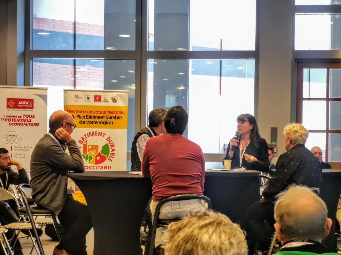 Illona Pior prend la parole lors du débat fishbowl