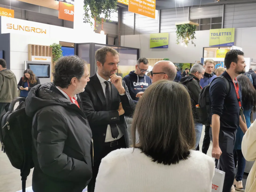 Michaël Delafosse, maire de Montpellier, sur le stand d'Envirobat Occitanie