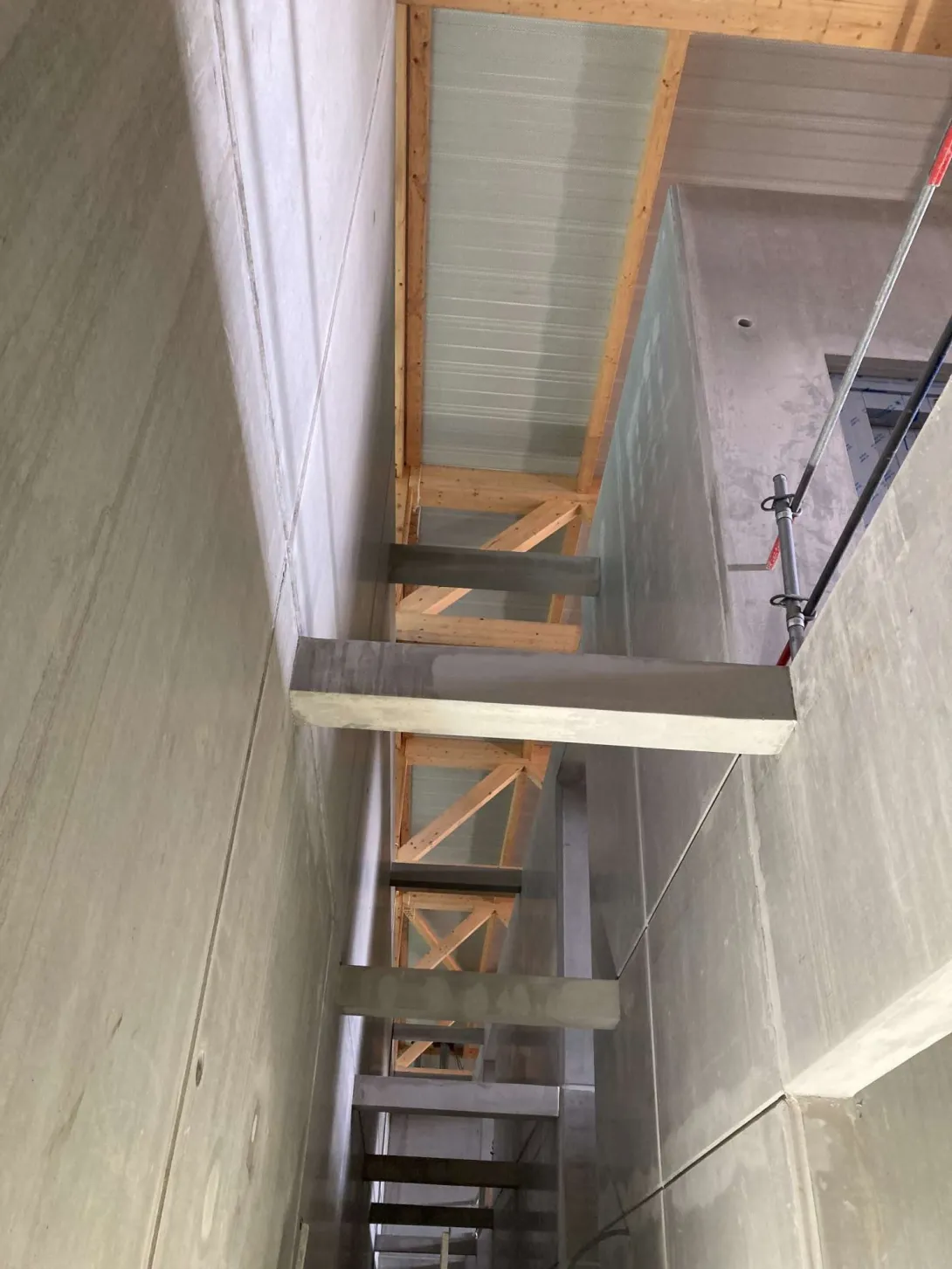 Toute la partie vestiaires, semi-enterrée, est en béton