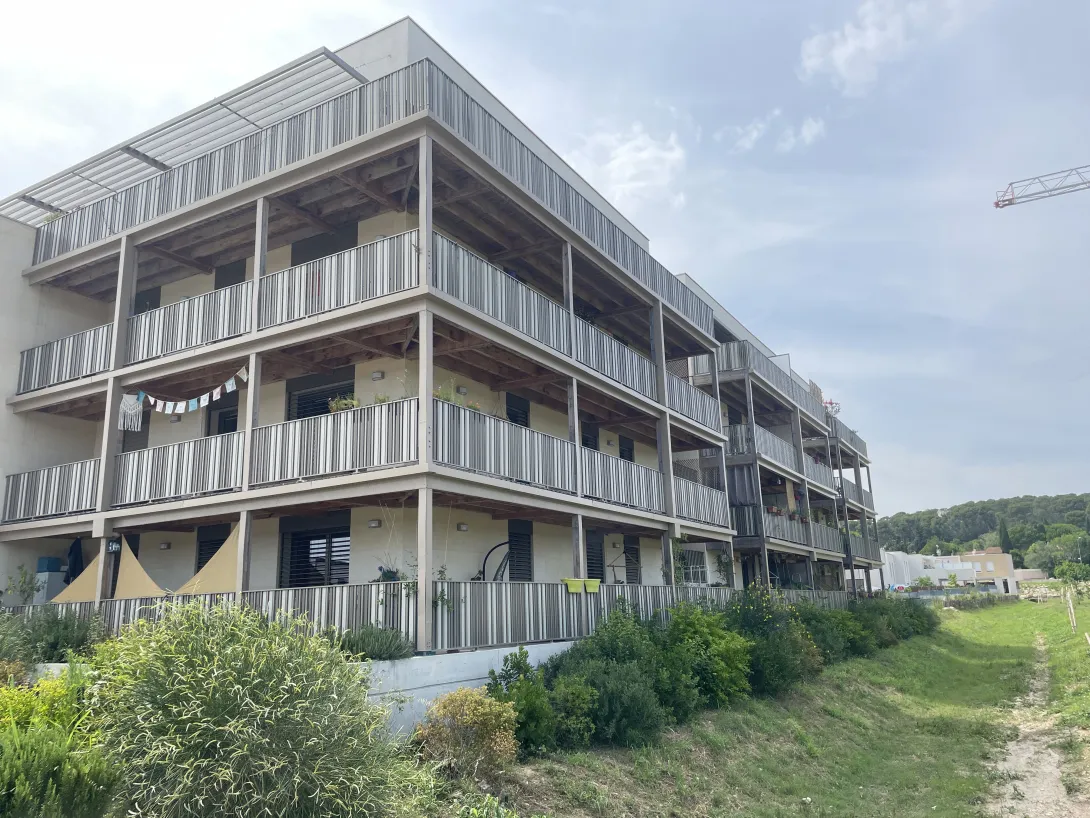 Résidence Equinox : façade arrière avec terrasses privatives en bois