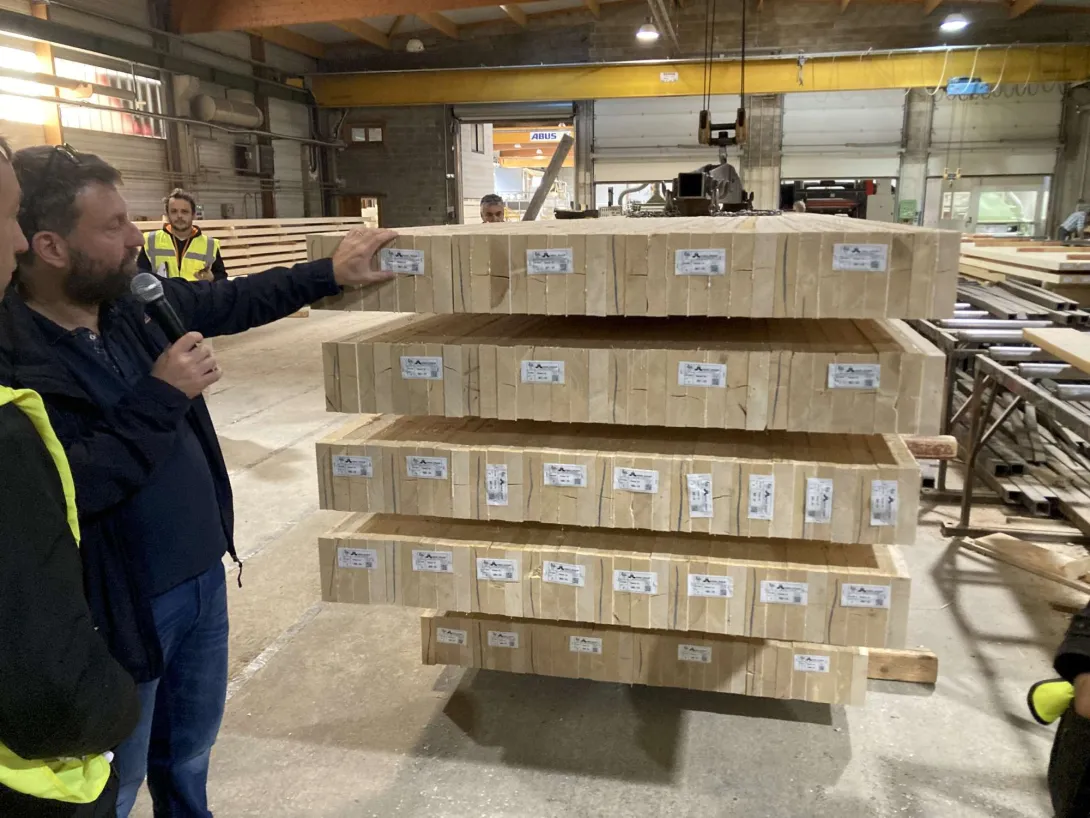 La visite est commentée par Matthieu Mouysset, Directeur Général de l'entreprise