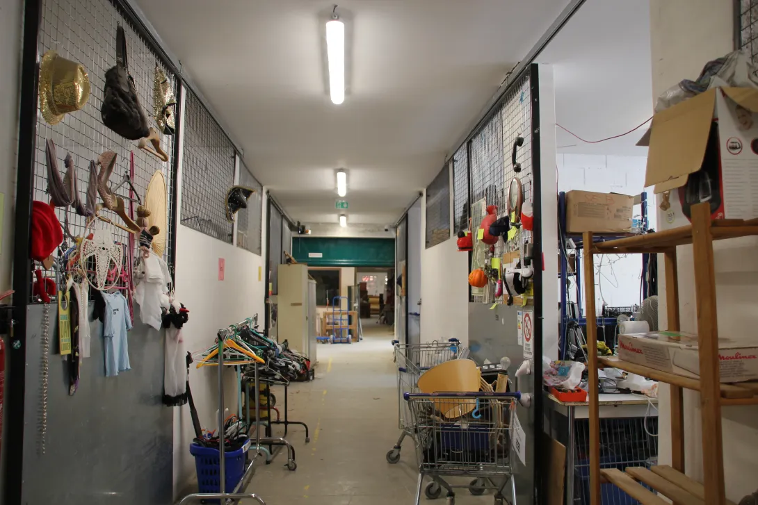 Visite Le Parchemin à Limoux (11) - Couloir desservant les ateliers de la ressourcerie