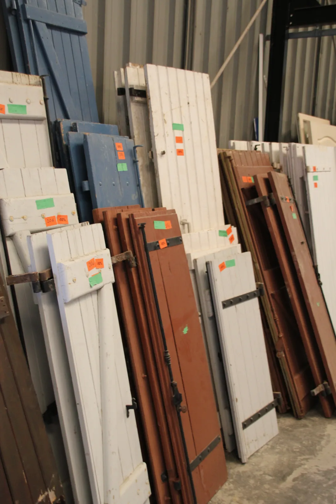 Visite Le Parchemin à Limoux (11) - Zone réemploi des matériaux de construction et aménagement - stock volets