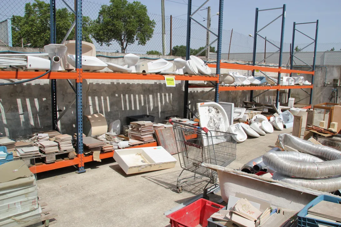 Visite Le Parchemin à Limoux (11) - Zone réemploi des matériaux de construction et aménagement - stock sanitaires
