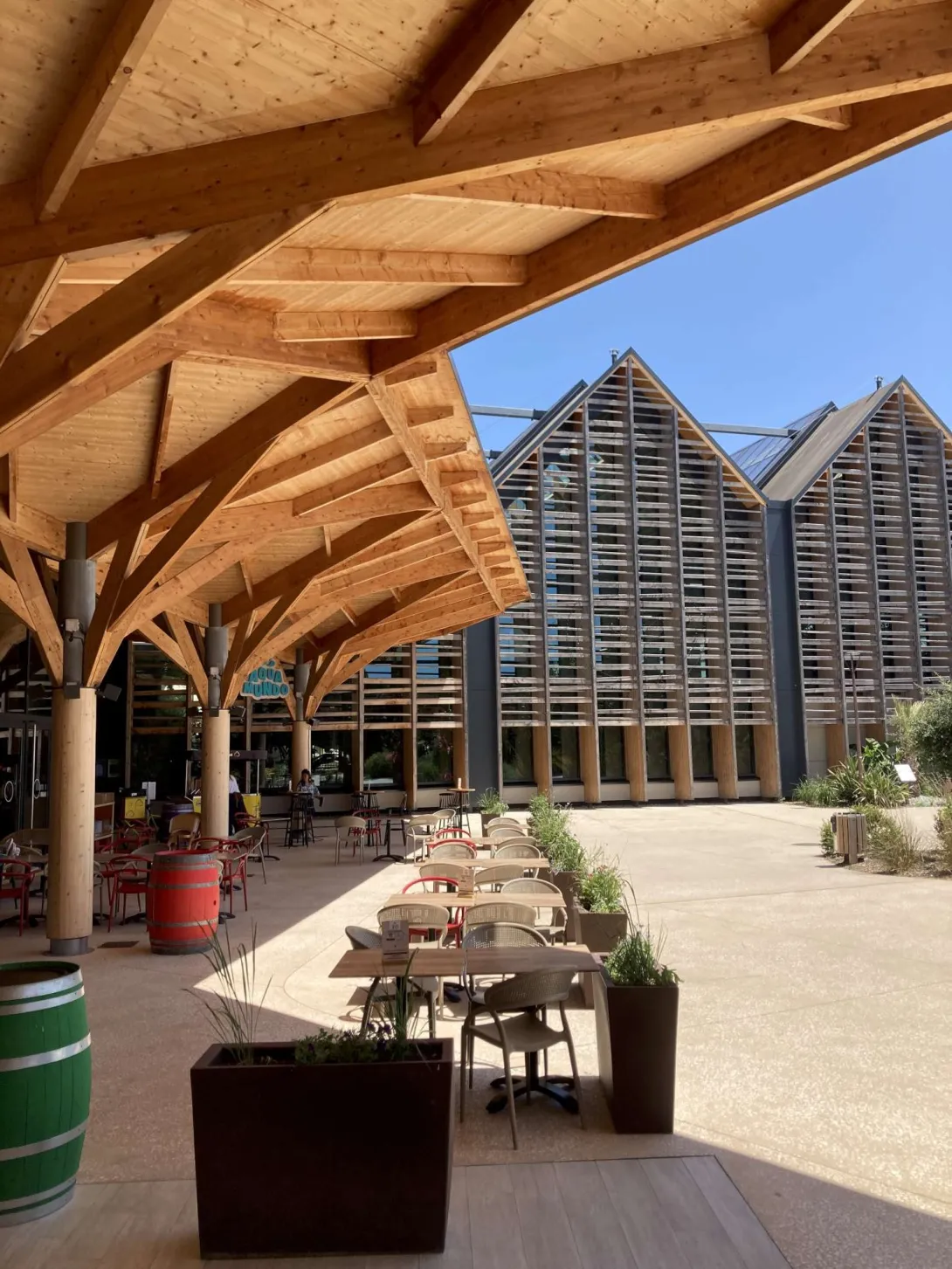 Les pignons de l'Aqua Mundo dont l'habillage bois évoque l'architecture des séchoirs à tabac