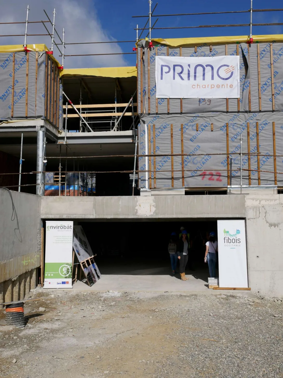 Soubassement béton (parking) et murs ossature bois (logements collectifs)