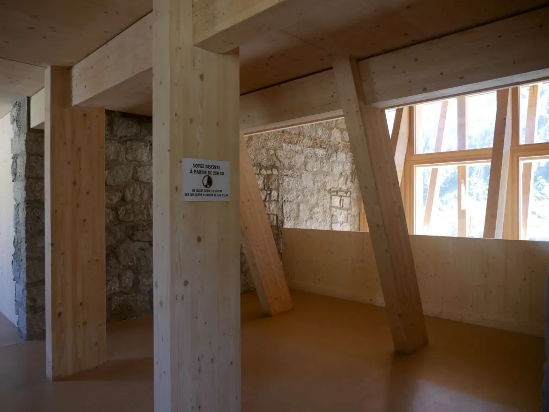 Eclairement naturel et vues sur l'extérieur depuis le hall triple hauteur