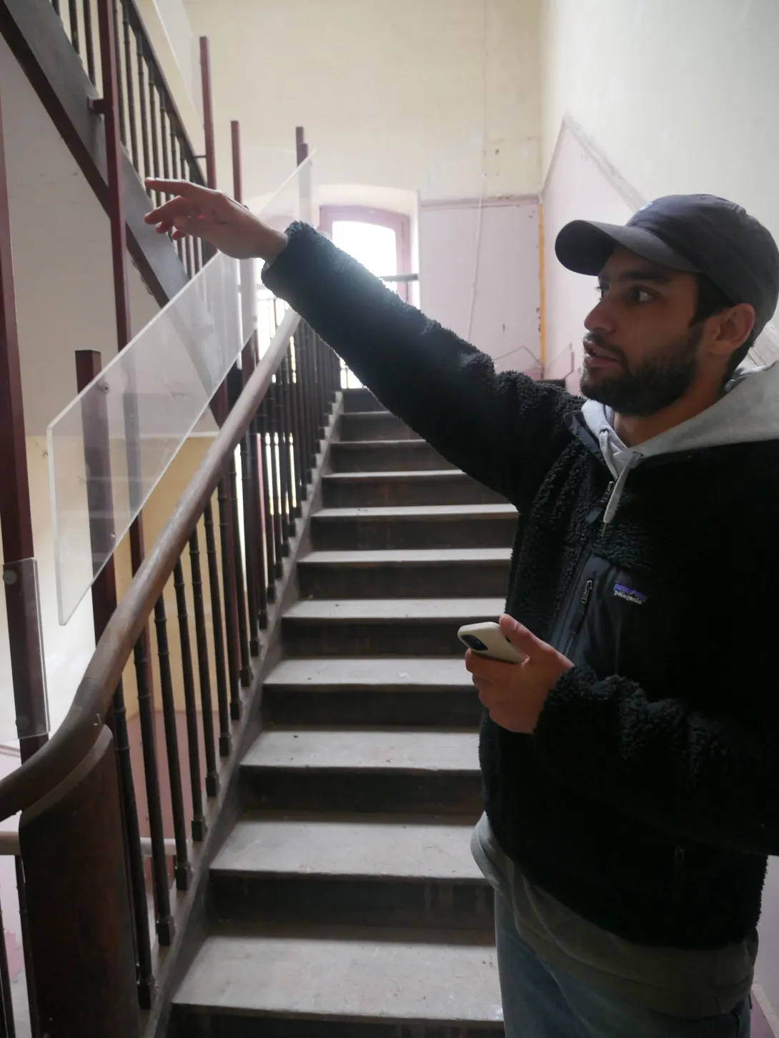 Escalier en bois préservé pour les travaux qui sera déposé par le menuisier pour réemploi sous différentes formes in situ