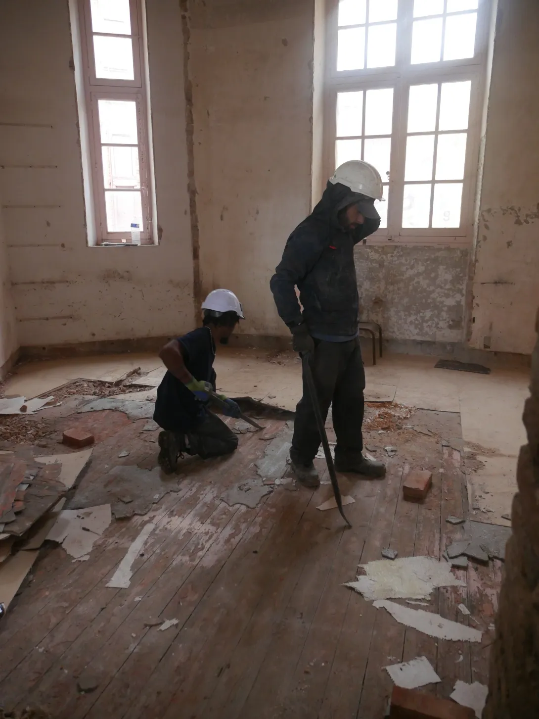 Décollage des sols PVC pour récupérer le parquet