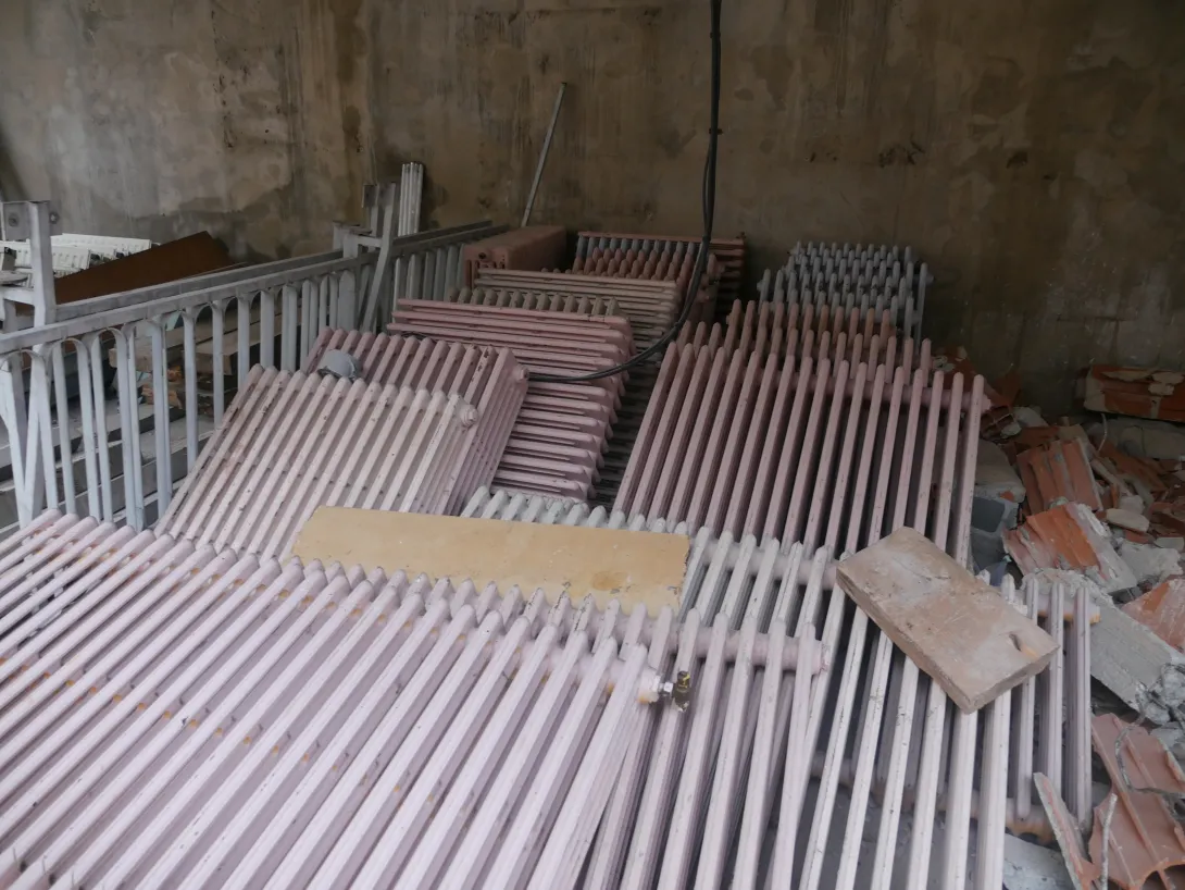 Radiateurs en fonte déposés pour réemploi in situ