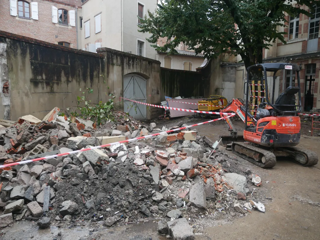 Délimitation des zones de stockage et préservation de la végétation existante