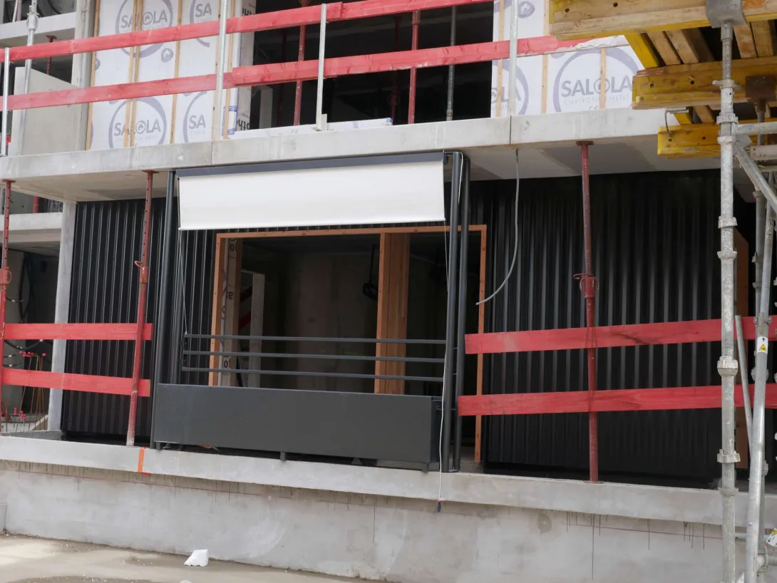 Store textile et bac végétalisé en guise de double peau