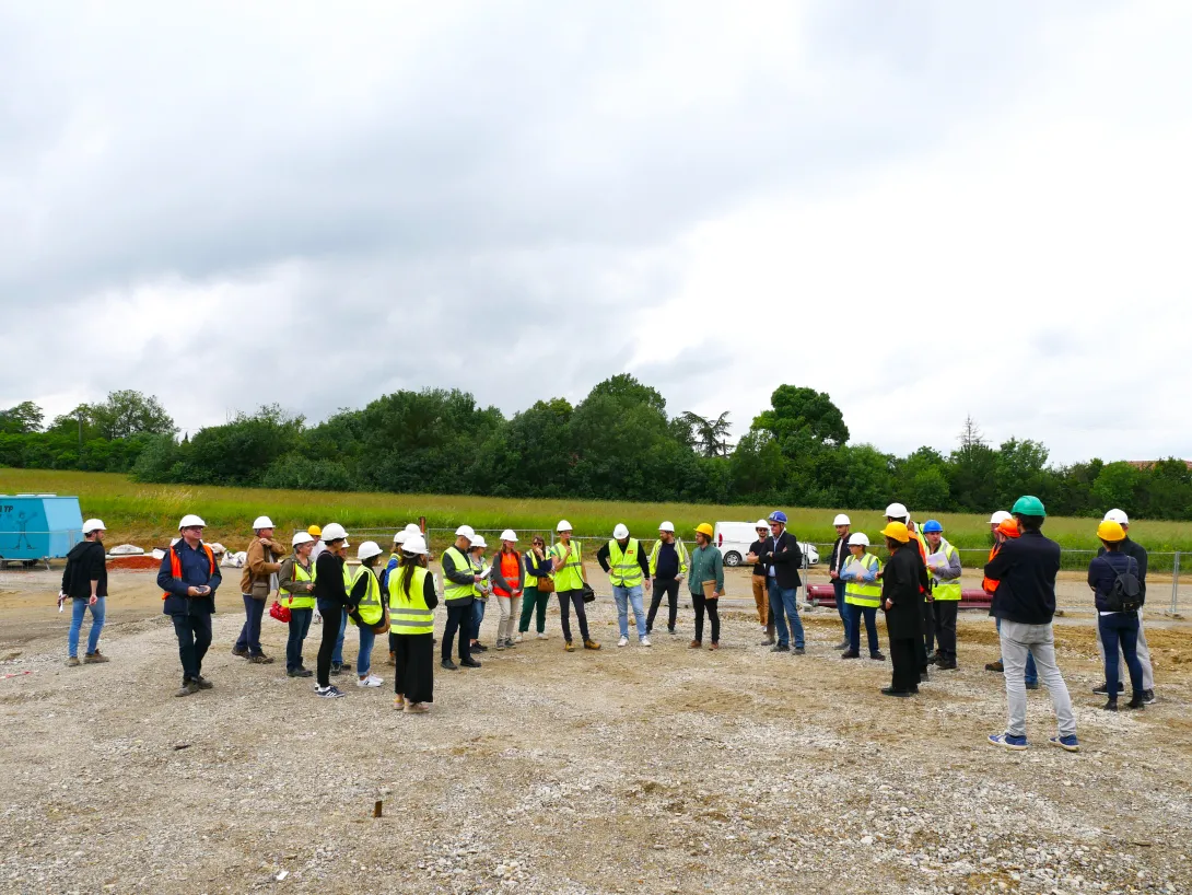 Sur le parvis extérieur côté sud