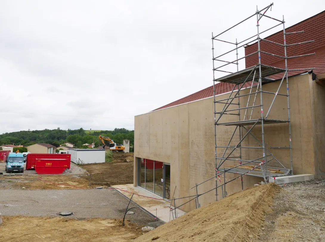 Les murs en béton sont teintés pour approcher la couleur de la terre utilisée pour les BTC