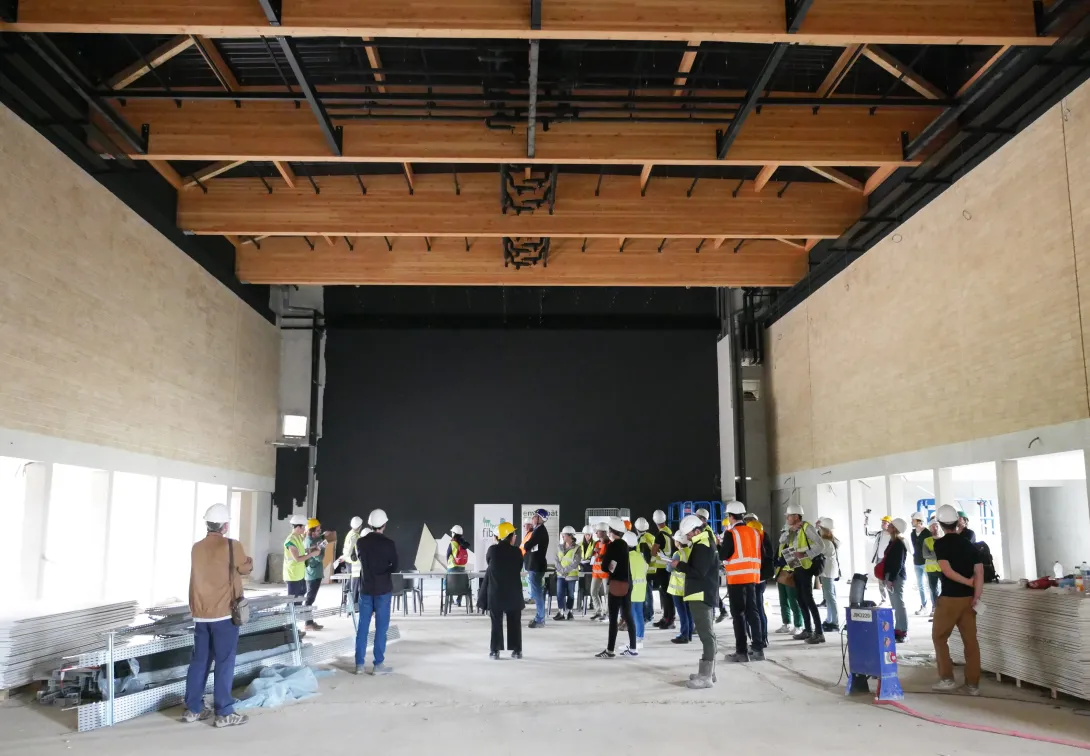 La salle de spectacle côté scène et ses murs latéraux porteurs en BTC